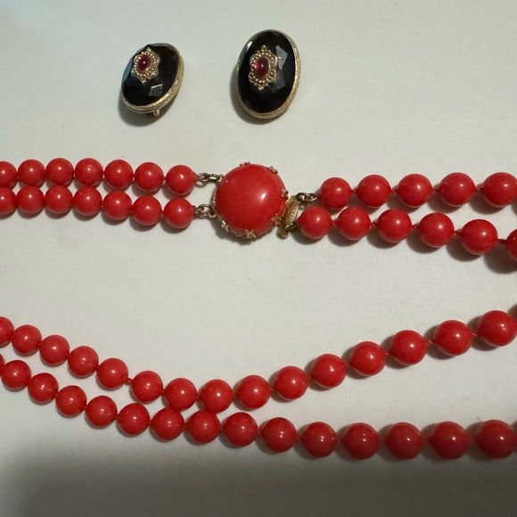 Retro red beaded necklace with making black and red clip back earrings - Picture 3 of 4